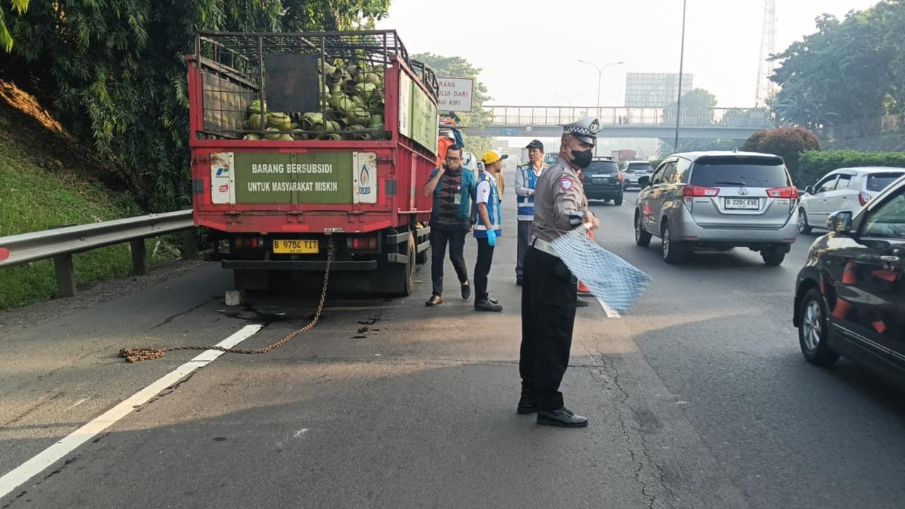 Nahas, Sopir Truk Terseret Tronton hingga Tewas di Tol JORR Jatiasih