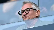 Mantan pemain dan komentator, Gary Lineker, menyaksikan pertandingan Liga Inggris antara Fulham dan Manchester United di Craven Cottage di London pada 24 Agustus 2025. (JUSTIN TALLIS/AFP)