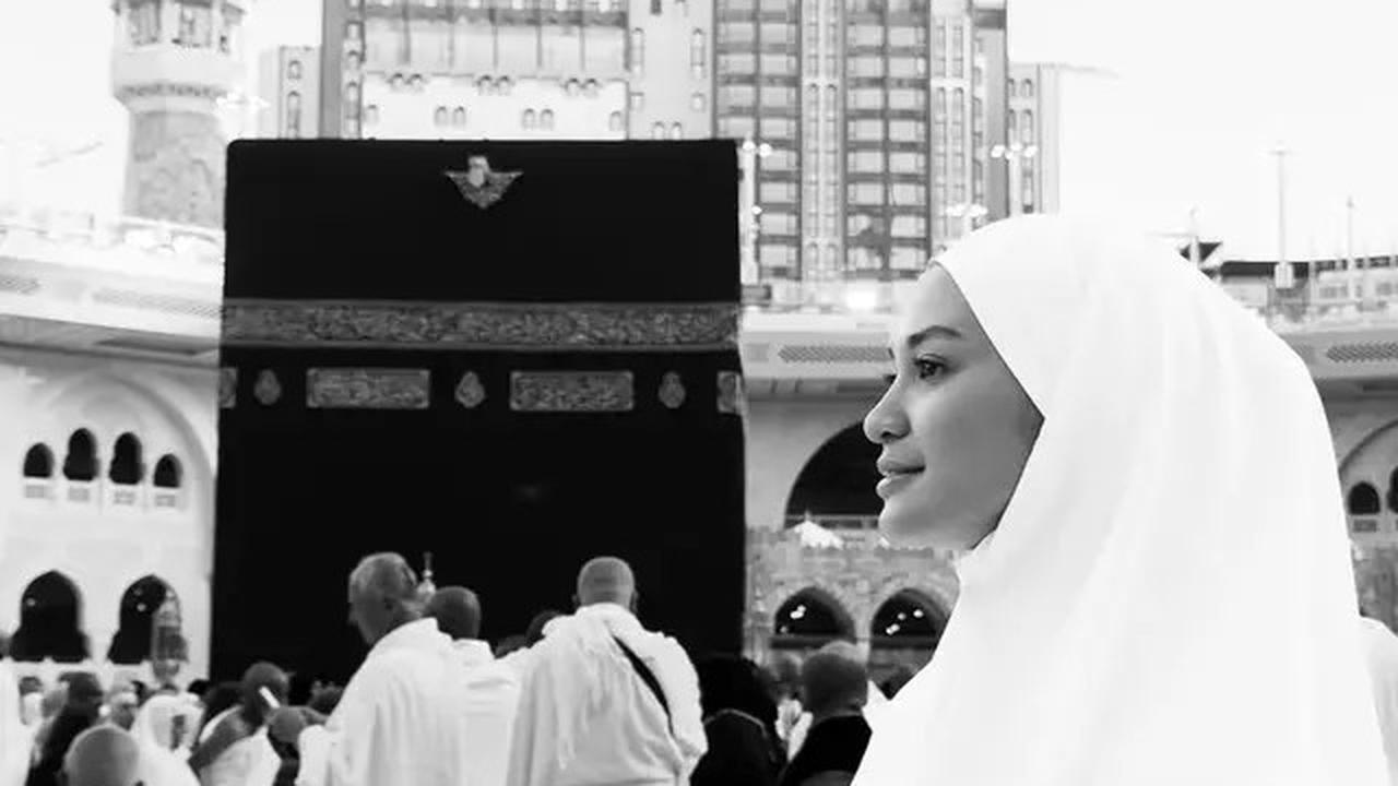 7 Potret Hana Malasan Umrah Bareng Keluarga Sean Gelael, Gaya Hijab Bikin Pangling