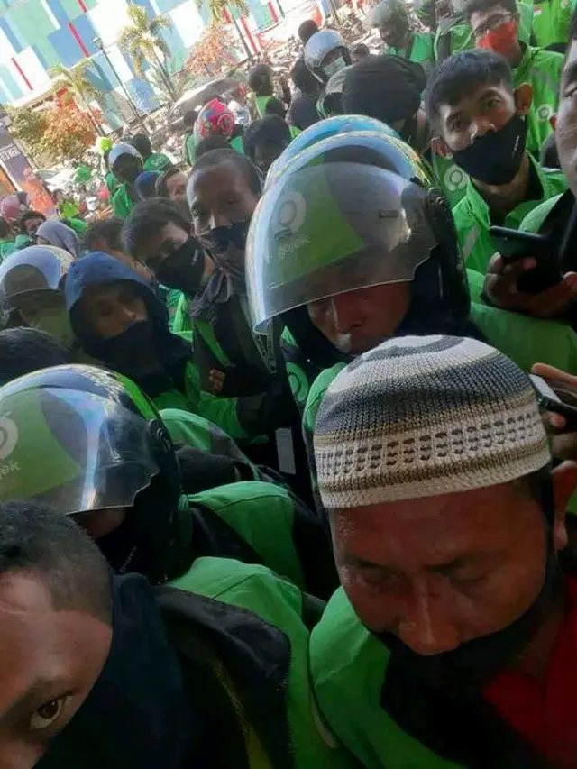6 Potret Driver Ojek Online Penuhi McDonald's untuk Beli BTS Meal, Bak Lagi Demo