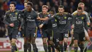 Gelandang Leicester, Demarai Gray, merayakan gol ke gawang Cardiff pada laga Premier League di Stadion Cardiff City, Wales, Sabtu (3/11). Selebrasi Gray memakai baju bertuliskan "For Vichai" untuk mengenang sang pemilik. (AFP/Oli Scarff)