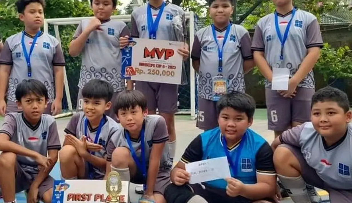 "Kellen bersama timnya juga menjadi juara 1 lomba futsal HS CUP antar sekolah. Selamat untuk Amora, Kellen dan timnya juga." tutup Raul Lemos. [Instagram/raullemos06]