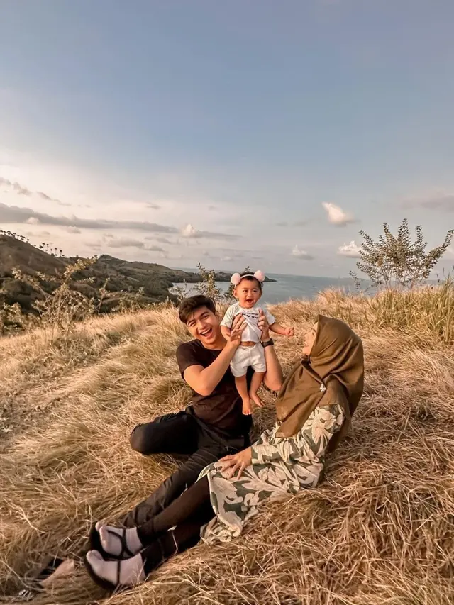 Ria Ricis dan Teuku Ryan Liburan di Labuan Bajo