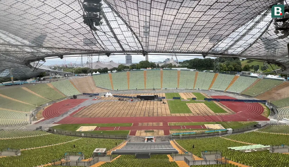 <p>Pada Euro 1988, Olympiastadion menjadi saksi terciptanya gol spektakuler Marco van Basten ke gawang Uni Soviet yang membawa Belanda menjuarai Euro 1988 berkat kemenangan 2-0 (25/6/1988). (Bola.com/Gerendo Pradigdo)</p>