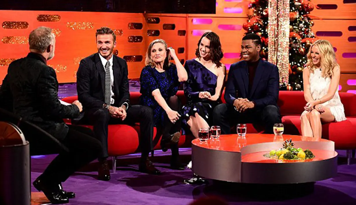 David Beckham, Carrie, Daisy Ridley, John Boyega saat diwawancarai oleh Graham Norton terkait film terbaru Star Wars. (Dailymail)