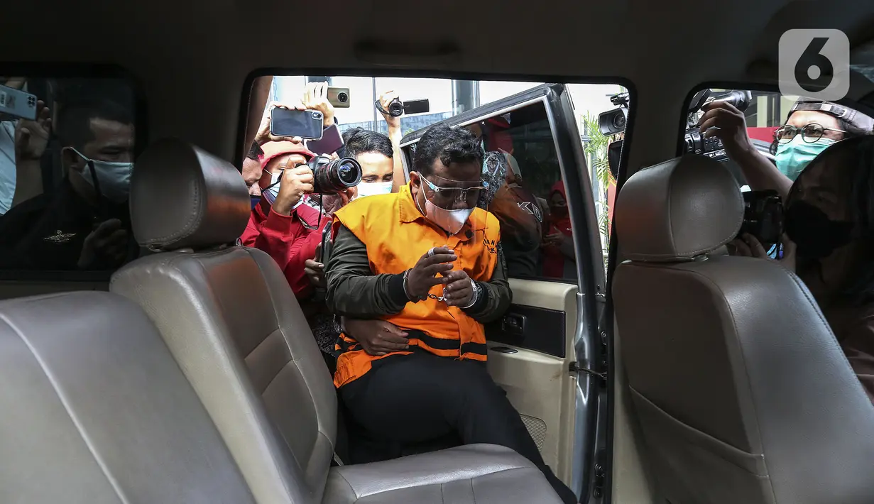 Wali Kota Tanjung Balai M Syahrial (MS) usai menjalani pemeriksaan di Gedung KPK, Jakarta, Sabtu (24/4/2021). KPK resmi menahan M Syahrial karena diduga kuat telah menyogok penyidik KPK, Stepanus Robin Pattuju, senilai Rp 1,5 miliar. (Liputan6.com/Johan Tallo)