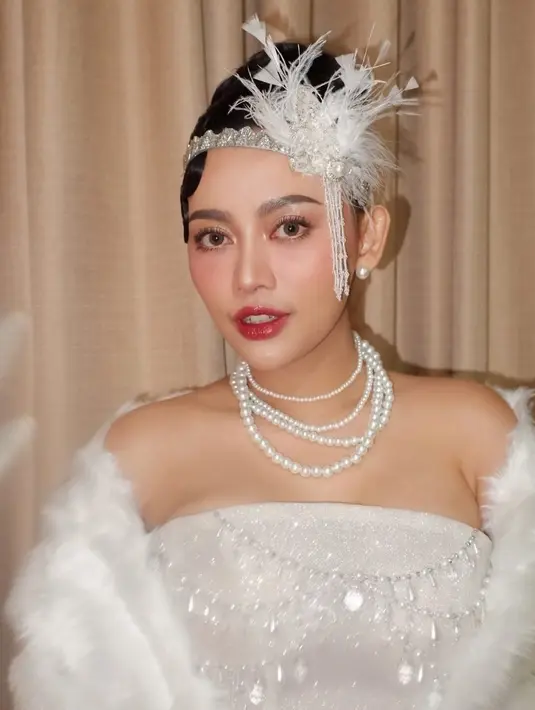 Rachel Vennya kenakan strapless dress full payet dan mutiara berpadu dengan outer berbulu. Lengkapi tampilan glamornya dengan kalung mutiara dan headpiece silver berbulu [@rachelvennya]