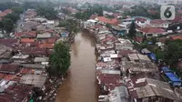 Foto udara suasana Sungai Ciliwung yang diapit pemukiman padat penduduk di kawasan Manggarai, Jakarta, Selasa (7/1/2020). Pemprov DKI Jakarta menyiapkan anggaran Rp 600 miliar untuk pembebasan 118 bidang lahan proyek normalisasi Sungai Ciliwung pada tahun 2020.(Liputan6.com/Immanuel Antonius)