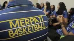 Pebasket Merpati Bali saat berkunjung ke kantor Bola.com di Gondangdia, Jakarta, Jumat (16/3/2018). Dalam kunjungan tersebut para penggawa Merpati Bali berbagi cerita tentang persiapan Srikandi Cup 2018 seri ketiga. (Bola.com/M Iqbal Ichsan)