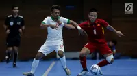 Pemain timnas futsal putra Indonesia Ardiansyah berebut bola dengan pemain Vietnam pada laga ketiga futsal SEA Games 2017 di Shah Alam, Selangor,Malaysia, Jumat (25/8). Timnas futsal putra Indonesia kalah dengan skor 1-4. (Liputan6.com/Faizal Fanani)