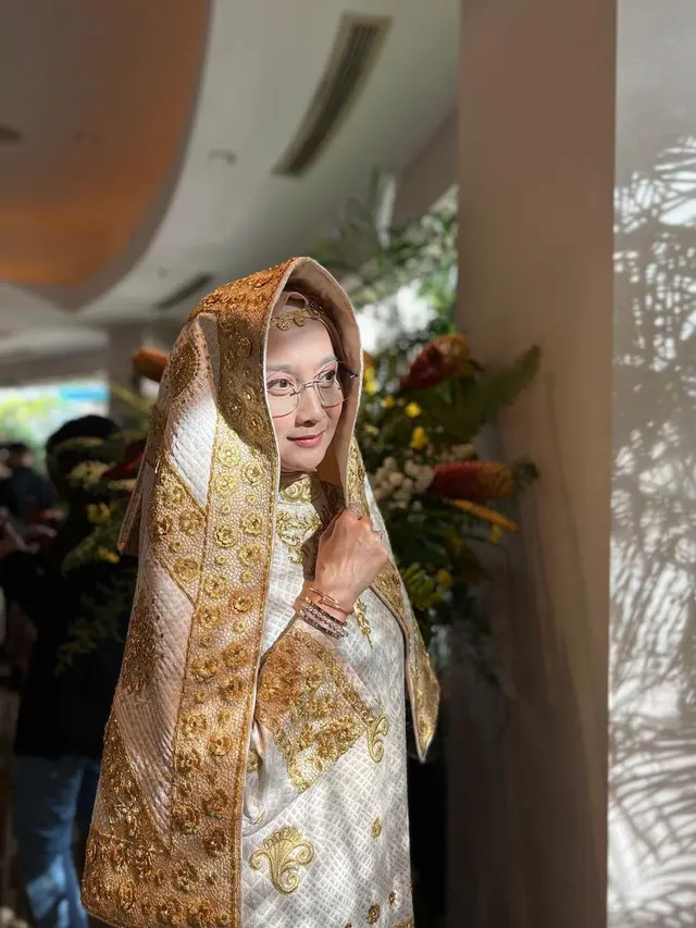 Desy Ratnasari kenakan baju Minang (Instagram/desyratnasariterdepan)