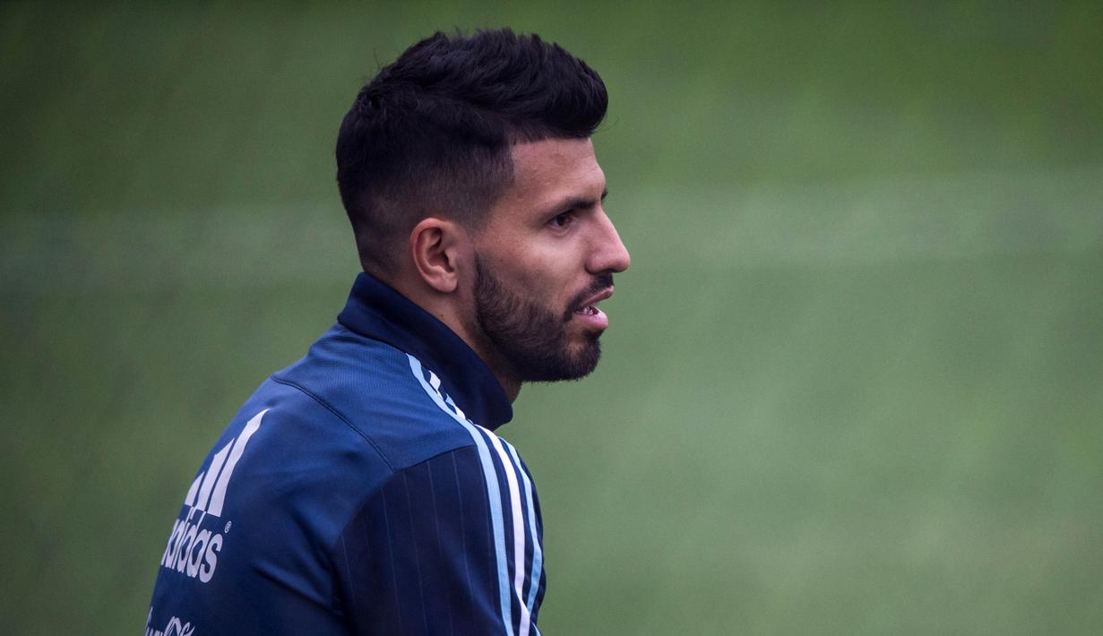 Sergio Aguero tengah berlatih bersama timnas Argentina pada sesi latihan jelang melawan Peru pada kualifikasi Piala Dunia 2018 di Lima, Peru (4/10/2016). (AFP/Ernesto Benavides)