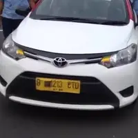 Pendemo Sweping Taksi yang Tarik Penumpang