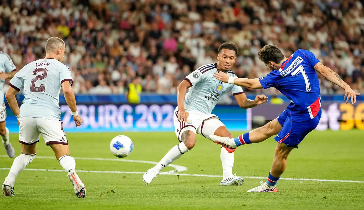Pemain PSG Khvicha Kvaratskhelia (kanan) mencetak gol pertama bagi timnya dalam pertandingan sepak bola Piala Super UEFA antara Paris Saint-Germain dan Aston Villa di Salzburg, Austria, Rabu, 12 Agustus 2026. (Foto AP/Darko Bandic)