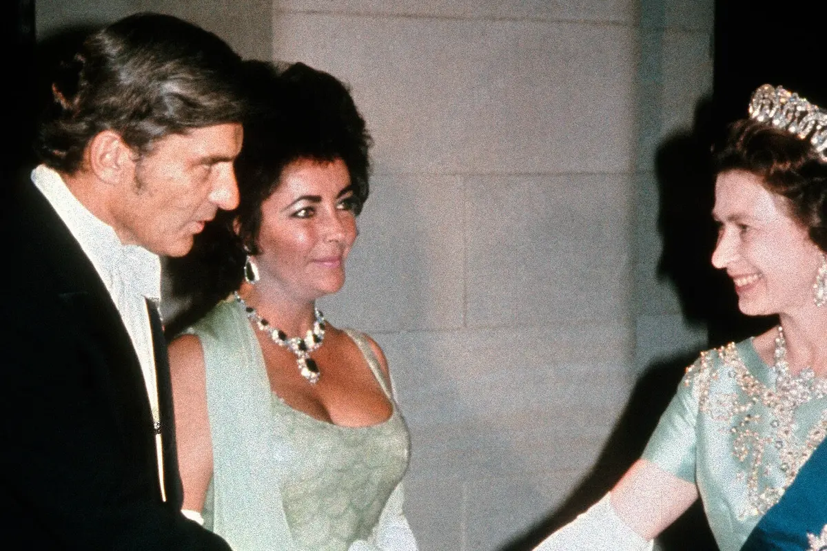 Pilihan Outfit Unik 11 Tokoh Terkenal saat Temui Ratu Elizabeth, dari Marilyn Monroe sampai Angelina Jolie