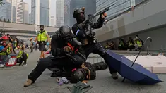 Polisi menahan demonstran selama demonstrasi di Hong Kong, Minggu (29/9/2019). Bentrokan antara demonstran dengan polisi di Hong Kong kian panas jelang hari ulang tahun (HUT) China pada 1 Oktober. (AP Photo/Kin Cheung)