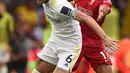Pemain Leeds United Liam Cooper (kiri) berebut bola dengan pemain Liverpool Mohamed Salah (kanan) pada pertandingan Liga Inggris di Elland Road, Leeds, Inggris, 12 September 2021. Liverpool menang 3-0. (Oli SCARFF/AFP)
