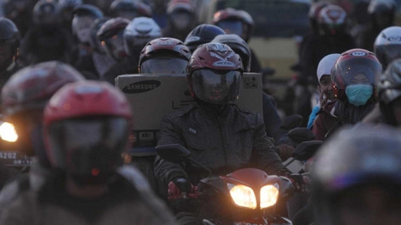 Pemudik sepeda motor padati jalan lintas Karawang arah Pantura