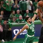 Duet pemain Boston Celtics Jayson Tatum dan Jaylen Brown menjaga bintang Brooklyn Nets Kevin Durant pada play-off NBA (AFP)