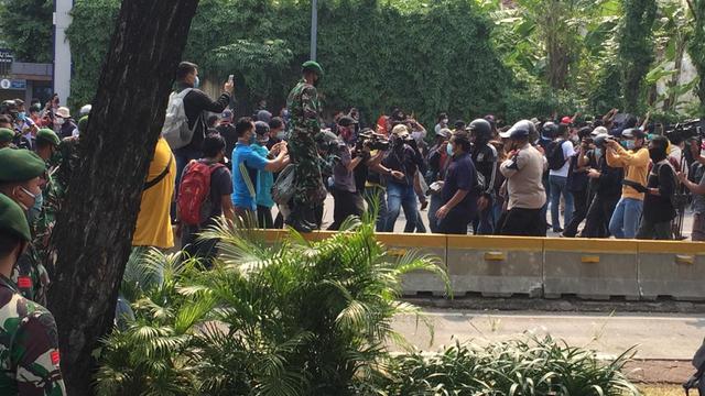 Suasana demo tolak Omnibus Law di sekitar Istana, Jakarta, Kamis (8/10/2020)