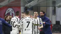 Pelatih Juventus, Andrea Pirlo (kiri) merayakan gol yang dicetak Federico Chiesa ke gawang AC Milan pada pertandingan lanjutan Liga Serie A Italia melawan AC Milan di stadion San Siro, Rabu (7/1/2021). Kemenangan ini membuat Juve kembali memanaskan perburuan Scudetto.  (AP Photo/Antonio Calanni)