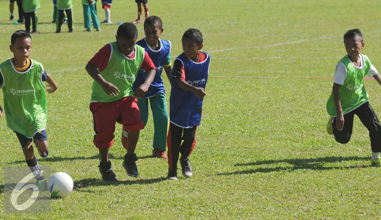 Sejumlah anak berebut bola saat pelatihan singkat di Korem Manokwari Manokwari, Papua Barat, Selasa (16/8). Jelang perayaan HUT RI ke-71, PT Pertamina mengadakan pelatihan singkat dan laga trofeo di Manokwari. (Liputan6.com/Helmi Fithriansyah)