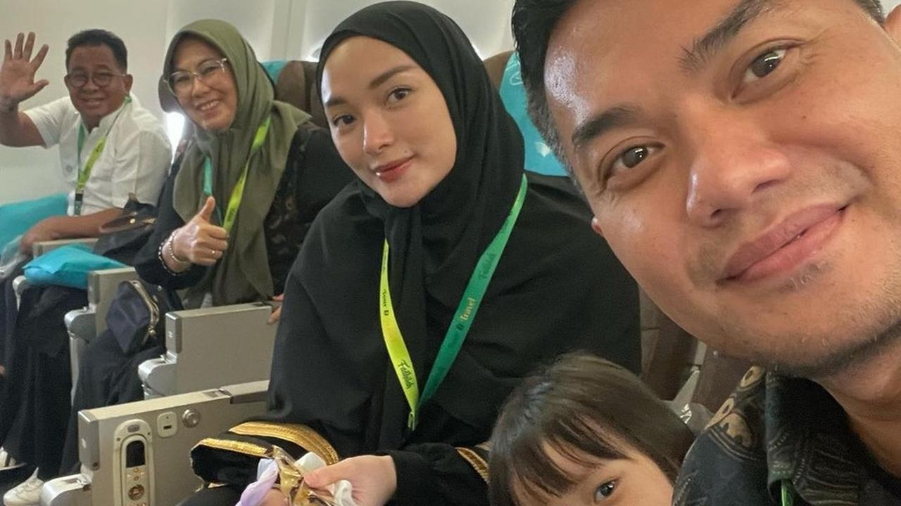 Mereka tak pergi sendiri, namun membawa anak dan keluarga. Kehadiran mereka penuh kebahagiaan dalam perjalanan suci ini.