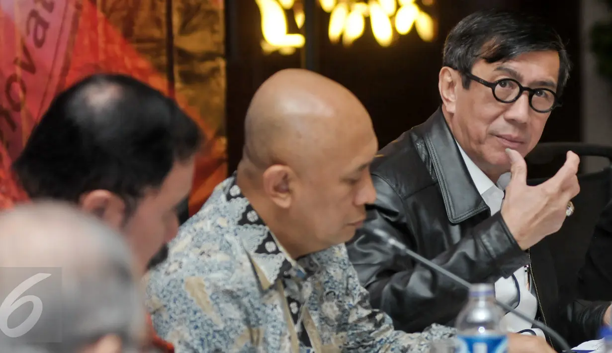 Menkumham Yasonna Laoly menggelar diskusi Focus Group Discussion (FGD) dengan sejumlah pakar hukum di Bogor, Jawa Barat, Rabu (26/10) malam. Forum itu bertujuan untuk menyusun program dan strategi reformasi regulasi. (Liputan6.com/Yoppy Renato)