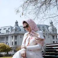 Kosmetik ini penting diaplikasikan oleh Syahrini ketika memakai hijab. (Sumber foto: princessyahrini/instagram)