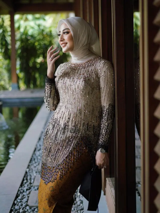 6 Potret Anggun Margin Wieheerm Kenakan Kebaya Full Payet saat Wisuda, Resmi Jadi Sarjana Hukum