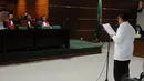 Sambil berdiri, terdakwa kasus dugaan korupsi proyek Hambalang, Anas Urbaningrum, membacakan nota pembelaan dalam sidang di Pengadilan Tipikor Jakarta, (18/9/2014). (Liputan6.com/Helmi Fithriansyah)