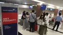 Calon penumpang melakukan check-in di konter maskapai penerbangan komersial di Bandara Husein Sastranegara, Bandung, Jawa Barat, Jumat 14 Agustus 2026. (Istimewa)