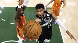 Giannis Antetokounmpo berhasil mencetak double-double dengan rincian 50 poin, 14 rebound, dua assist, dan lima blok dalam 42 menit bermain. Hal itu berarti 47,6 persen dari total poin milik Milwaukee Bucks di gim keenam dicetak oleh dirinya. (Foto: AP/Pool/Justin Casterline)