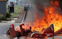 Jalur kereta api diblokir!