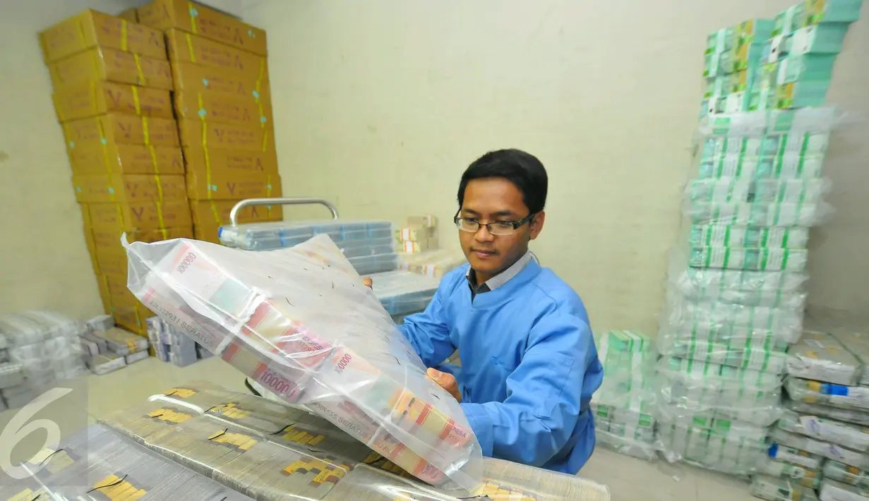 Pekerja menata uang di kantor BRI, Jakarta, Kamis (22/12). PT Bank Rakyat Indonesia Persero Tbk menyiapkan pasokan uang tunai Rp17 triliun untuk memenuhi kebutuhan transaksi masyarakat pada liburan Natal dan Tahun Baru 2017. (Liputan6.com/Angga Yuniar)