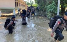 Brimob Polda Aceh Terobos Medan Sulit, Salurkan Logistik Banjir di Pidie Jaya