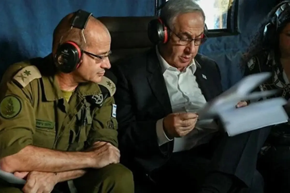 Perdana Menteri Benjamin Netanyahu (kanan) bersama sekretaris militernya, Mayjen Roman Gofman, saat berada di dalam sebuah helikopter pada 30 Juni 2024.
