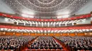 Para delegasi menghadiri pertemuan persiapan menjelang Kongres Nasional ke-20 Partai Komunis Tiongkok yang diadakan di Aula Besar Rakyat di Beijing pada Minggu (16/10/2022). Tiongkok pada hari Minggu dibuka konferensi partai dua kali satu dekade di mana pemimpin Xi Jinping diperkirakan akan menerima masa jabatan lima tahun ketiga yang melanggar presiden baru-baru ini dan menjadikan dirinya sebagai politisi China yang paling kuat sejak Mao Zedong. (Huang Jingwen/Xinhua via AP)