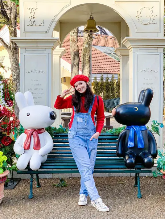 <p>Untuk busana natal yang santai dan menggemaskan, kamu dapat tiru outfit ala Asmirandah. Gunakan kaos atau tustle neck merah dan padu bersama denim overall. Lengkapi dengan topi beret untuk mempermanis gayamu. [Instagram/asmirandah89]</p>