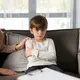 Menjadi orangtua bukan hanya tentang memenuhi kebutuhan fisik anak, tetapi juga membangun kesehatan mental dan emosionalnya sejak dini. Cara orangtua merespons emosi anak, menghadapi kesalahan, hingga membentuk kebiasaan sehari-hari akan sangat memengaruhi kepribadian anak di masa depan. (foto/dok: freepik)