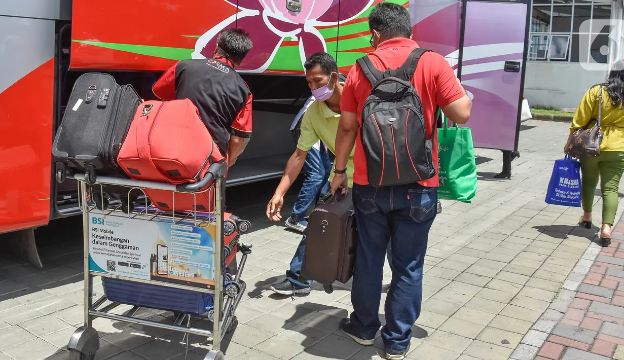 Wisatawan mulai berdatangan di Bandara Internasional Lombok menjelang World Super Bike Mandalika yang akan digelar 19-21 November 2021 di Sirkuit Mandalika, Nusa Tenggara Barat, Rabu (17/11/2021). (Liputan6.com/Rizki)