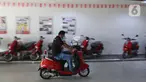Teknisi mencoba kendaraan listrik di Jakarta, Rabu (24/11/2021). Pemerintah terus menggencarkan penggunaan kendaraan listrik untuk menekan emisi karbon di Indonesia. (Liputan6.com/Herman Zakharia)