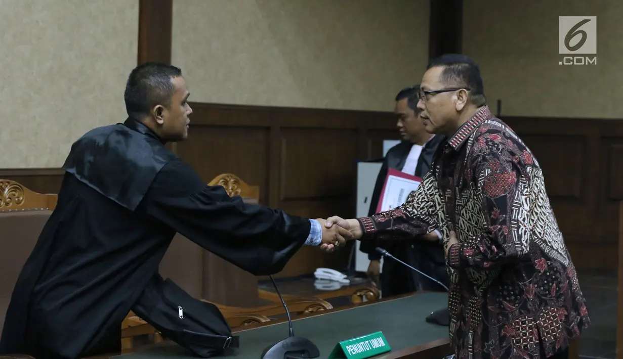 Dudy Jocom (kanan) usai menjalani sidang dakwaan di Pengadilan Tipikor, Jakarta, Rabu (11/7). Dudy didakwa pada kasus dugaan korupsi pengadaan dan pelaksanaan pembangunan kampus IPDN Sumatera Barat di Kab Agam TA 2011,. (Liputan6.com/Helmi Fithriansyah)