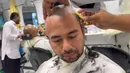 Hati kecil Raffi Ahmad sendiri mengatakan untuk memangkas habis rambutnya, "Walaupun kalau aku botak memang aneh. Tapi ini kan ibadah. Kalau syuting kan bisa pakai topi." (Foto: YouTube/ Rans Entertainment)