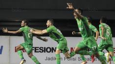Para pemain Bhayangkara FC merayakan gol yang dicetak Ilham Udin Armaiyn ke gawang Persipura pada laga Liga 1 Indonesia di Stadion Patriot, Bekasi, Sabtu (9/9/2017). Bhayangkara FC menang 2-1 atas Persipura. (Bola.com/Vitalis Yogi Trisna)