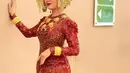 Potongan kebaya dibuat fit-to-body, membentuk siluet tubuh yang anggun, sementara bagian ekor yang menjuntai memberikan kesan dramatis yang tetap elegan. [@indahtrp].