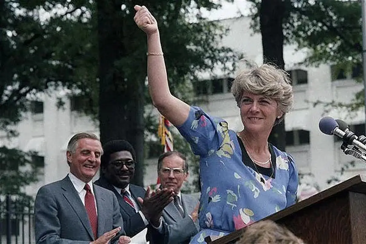 Geraldine Ferraro dalam kampanye di Mississippi, Amerika Serikat (AS) pada tahun 1984. Di belakangnya (kiri) adalah Walter Mondale. (Dok. AP)