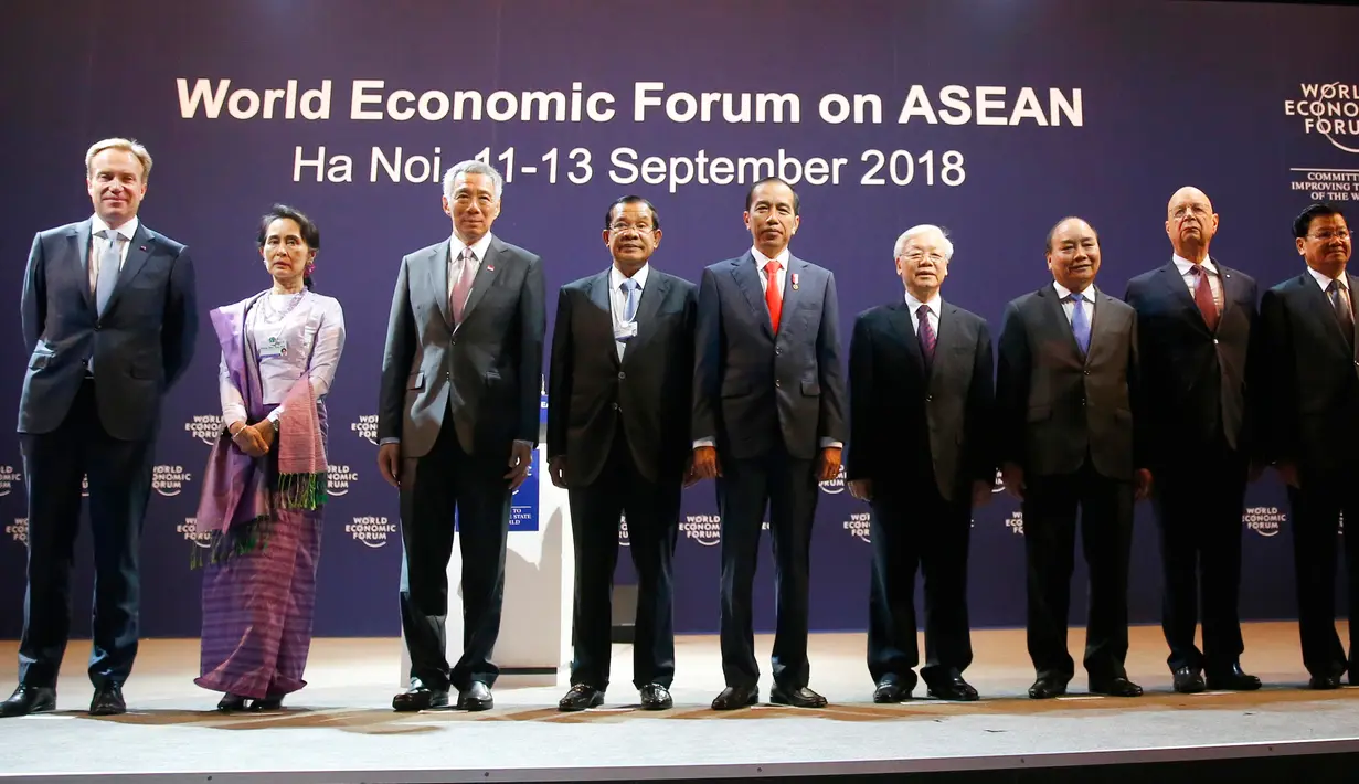 Presiden Joko Widodo atau Jokowi menyampaikan pidatonya pada pembukaan World Economic Forum on ASEAN di National Convention Centre di Hanoi, Vietnam, Rabu (12/9). (AP Photo/Bullit Marquez)