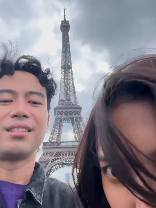 Vidi Aldiano dan Sheila Dara di depan Menara Eiffel. [Foto: Instagram/vidialdiano]
