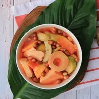 Ilustrasi asinan buah./Copyright shutterstock.com/g/AriyaniTedjo